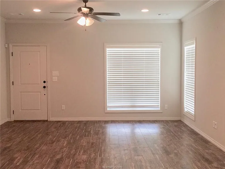 109 Ehlinger Dr — Photo 25
