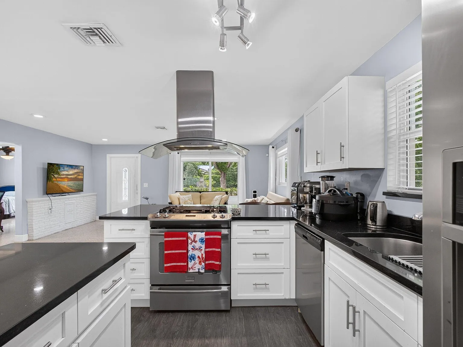 2 bed, 2.0 bath, 1220 sqft, $6,500 — Photo 4