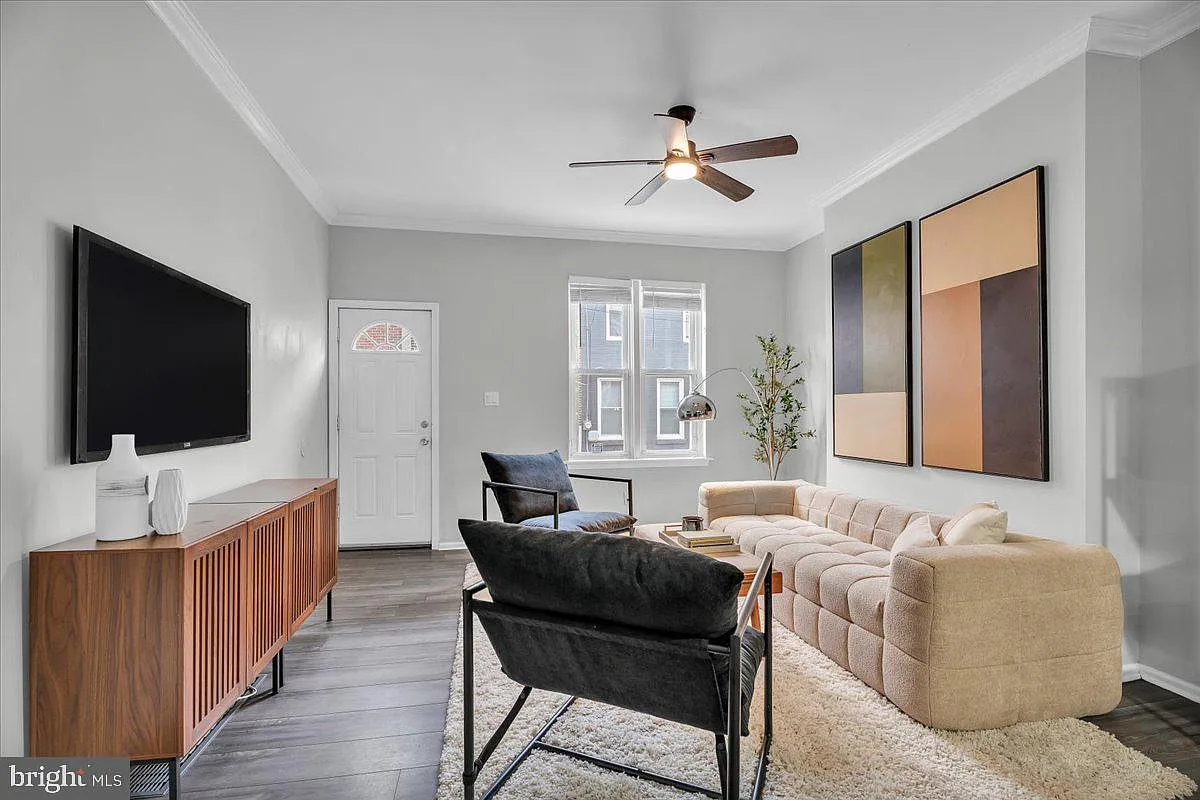 3 bed, 1.0 bath, 1056 sqft, $2,200 — Photo 4