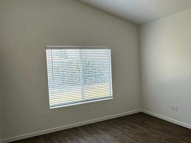1404 Bradley Ct — Photo 8