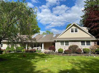 10 Salem Ridge Dr, Huntington, NY 11743