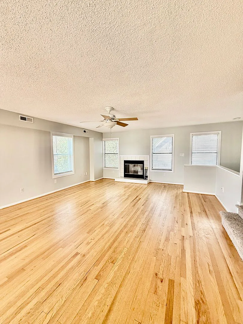 3BD/2.5 Bath End Unit Condo One Block from the Bay in Ocean Park! Views of the Bay from Third Floor! — Photo 4