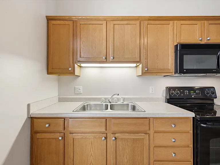 200 E 9th St #4 — Photo 12