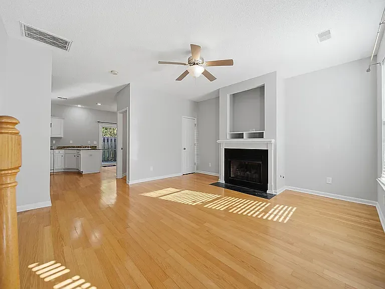 2 bed, 1250 sqft, $1,600 — Photo 3
