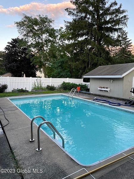 3rd image of 6 East Ford Drive