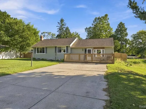 901 Glaspie Rd, Oxford, MI 48371