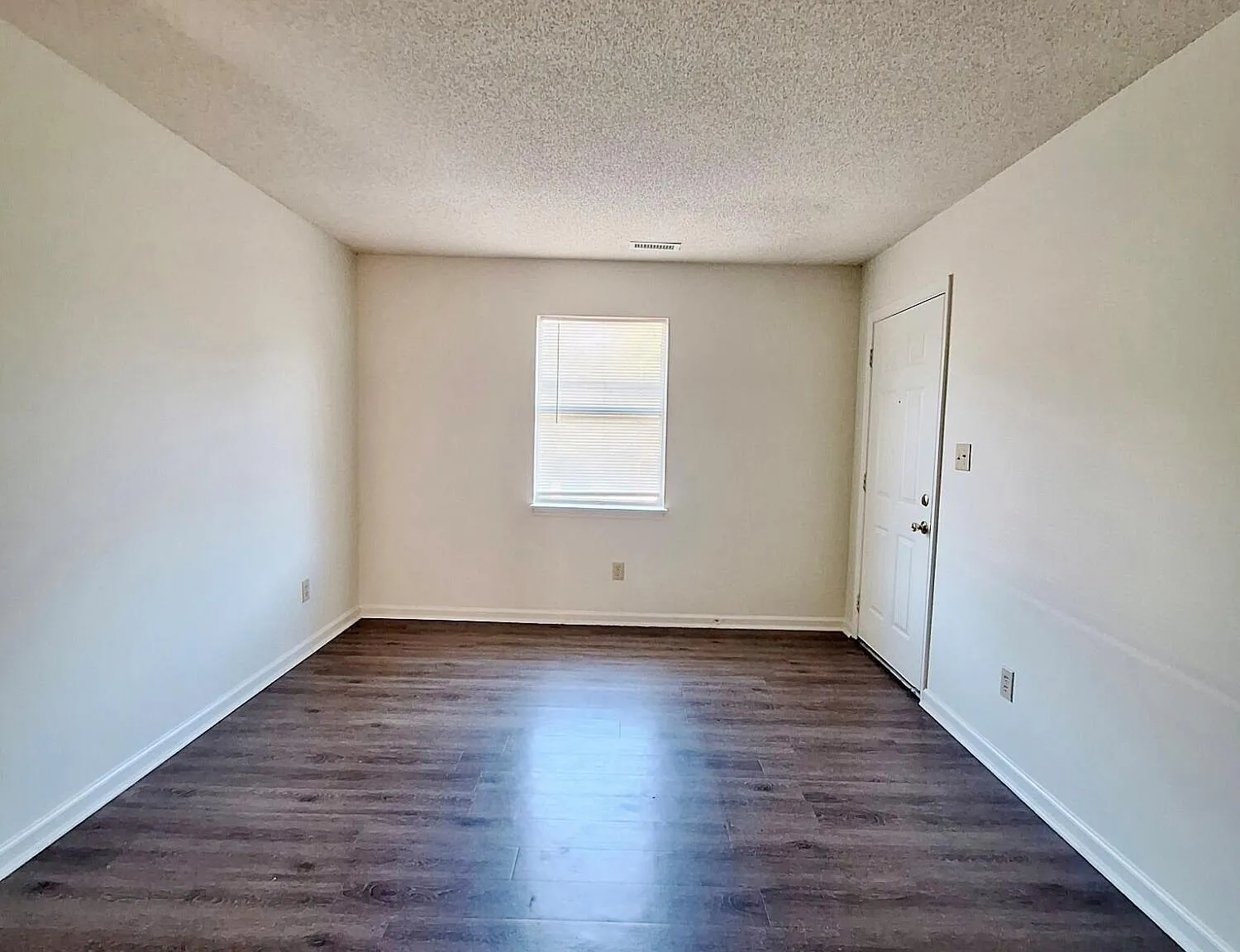 2 bed, 1.0 bath, $900 — Photo 2