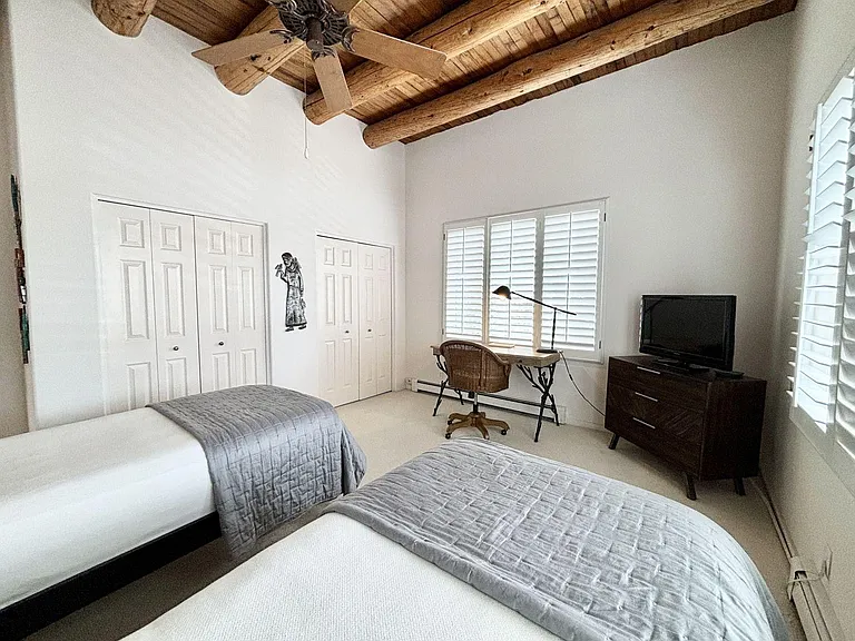 701 E Alameda St — Photo 27