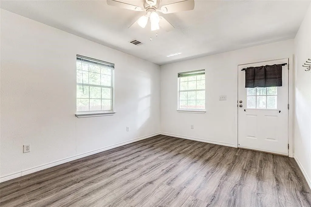 2 bed, 1.5 bath, 1024 sqft, $1,300 — Photo 2