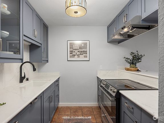 5th image of 1046 Blue Heron Avenue NE