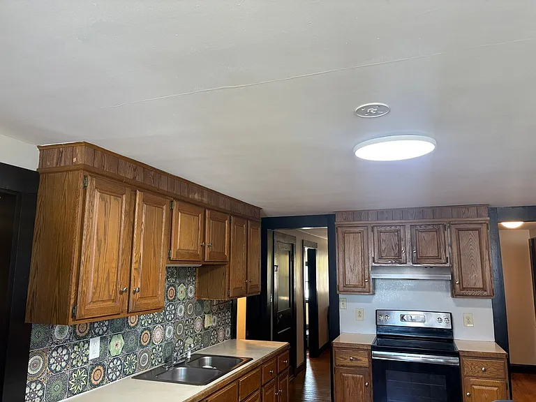 576 Abbott Ave — Photo 6