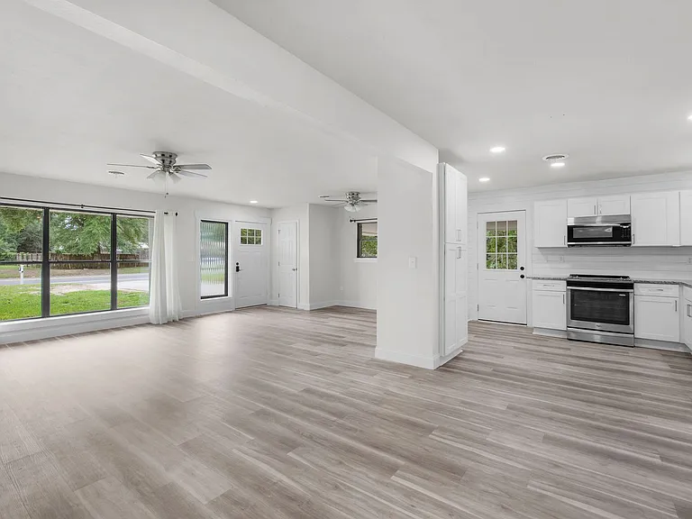 3760 Bayou Blvd — Photo 12