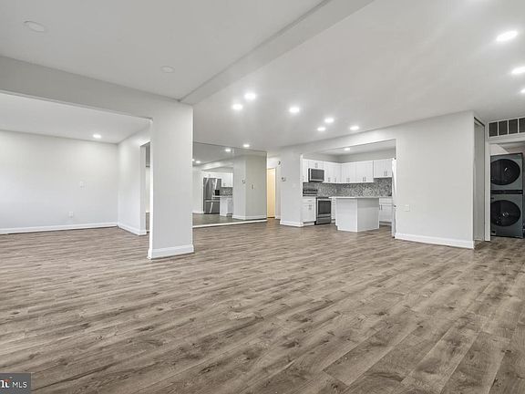 4th image of 1 Stonehenge Cir APT 9