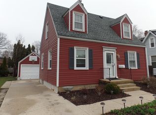 678 Jefferson Ave, Elgin, IL 60120