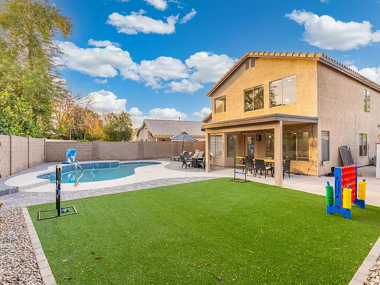 487 E Cantebria Dr — Photo 28