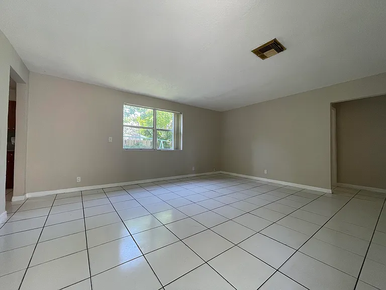 216 NW 12th St #1 — Photo 3