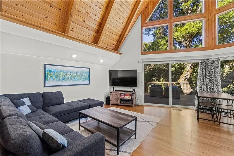 3 bed, 2.0 bath, 1620 sqft, $4,200 — Photo 2
