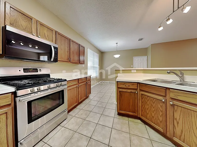 2821 Bentridge Dr — Photo 3