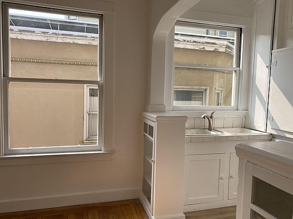 4th image of 306 Fair Oaks St #7