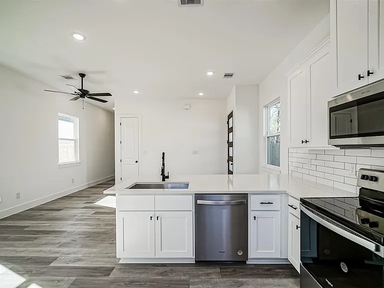 8409 Schneider St — Photo 8
