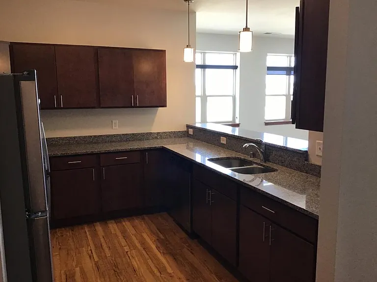128 E Wisconsin St — Photo 2