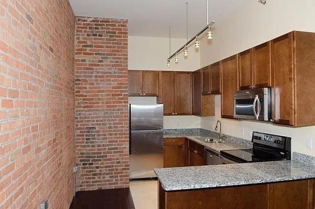 427 Pershing Ave — Photo 2