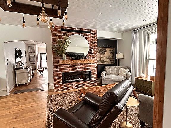 4th image of 205 Glancy St