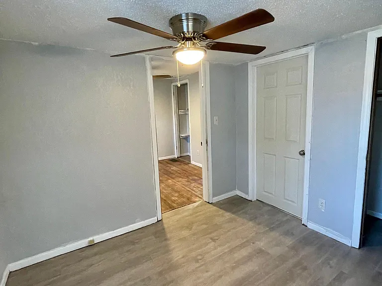322 E Avenue D — Photo 17
