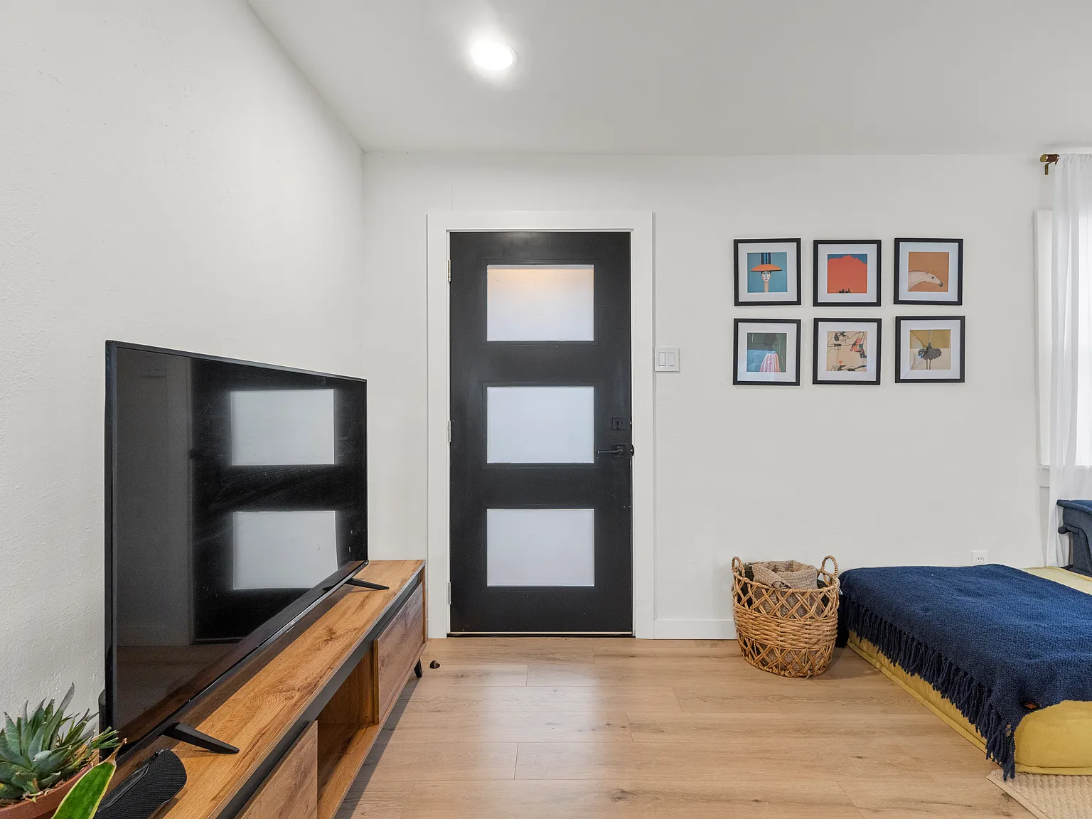 2 bed, 776 sqft, $2,482 — Photo 2