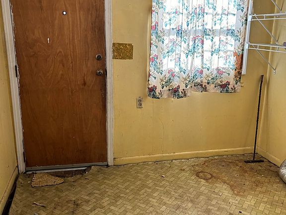 5th image of 115 Weeping Oak Dr