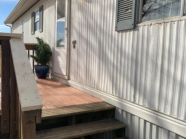 3 Redbud — Photo 3