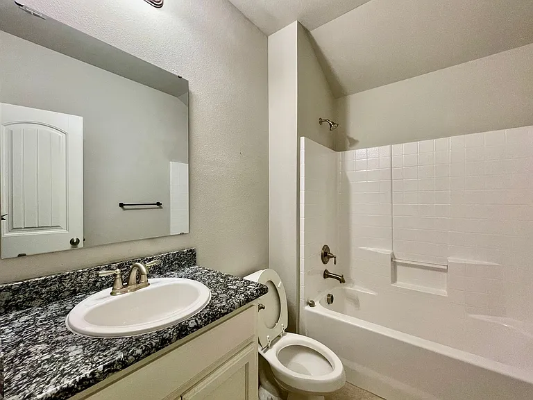 3115 N Hickory St — Photo 9