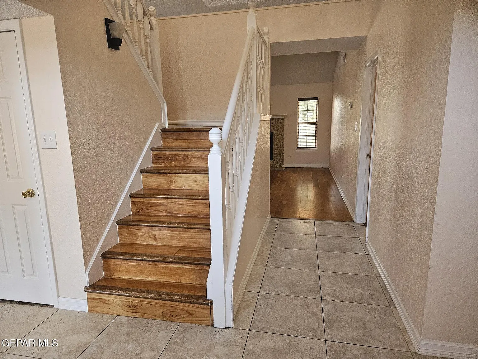 3 bed, 2.5 bath, 2537 sqft, $2,095 — Photo 2