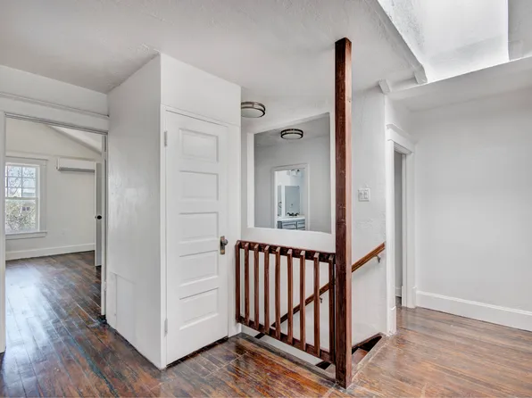 Updated Studio in EDO - Vaulted Ceiling, Great Natural Light