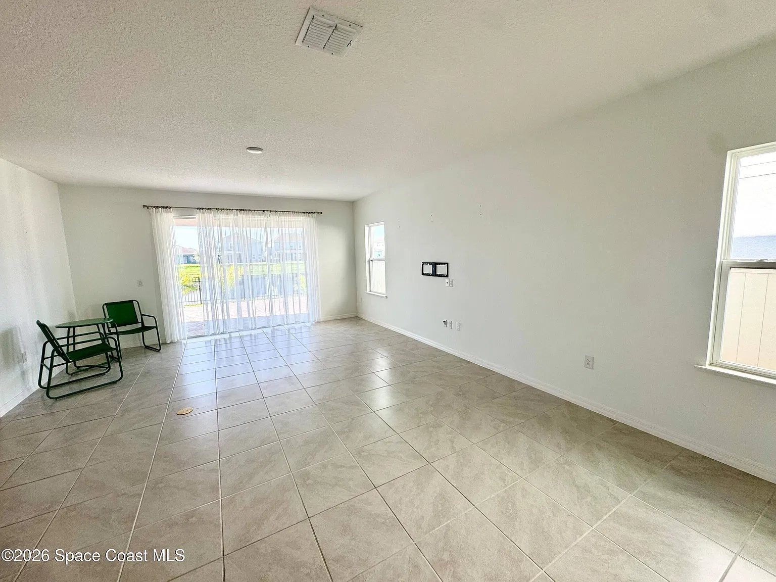 4 bed, 2.0 bath, 2161 sqft, $2,500 — Photo 4
