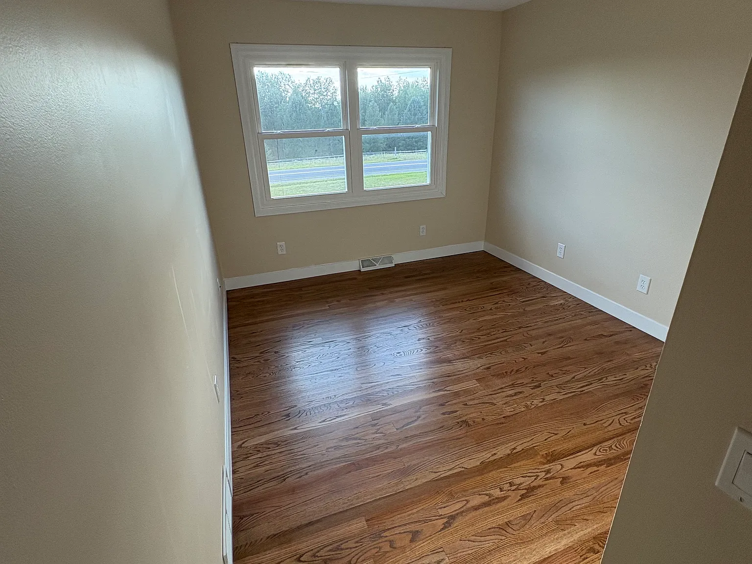 4 bed, 5520 sqft, $2,650 — Photo 2