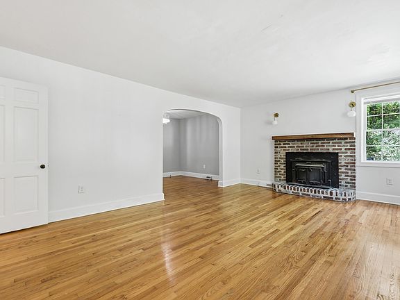 4th image of 27 Oak Forest Dr