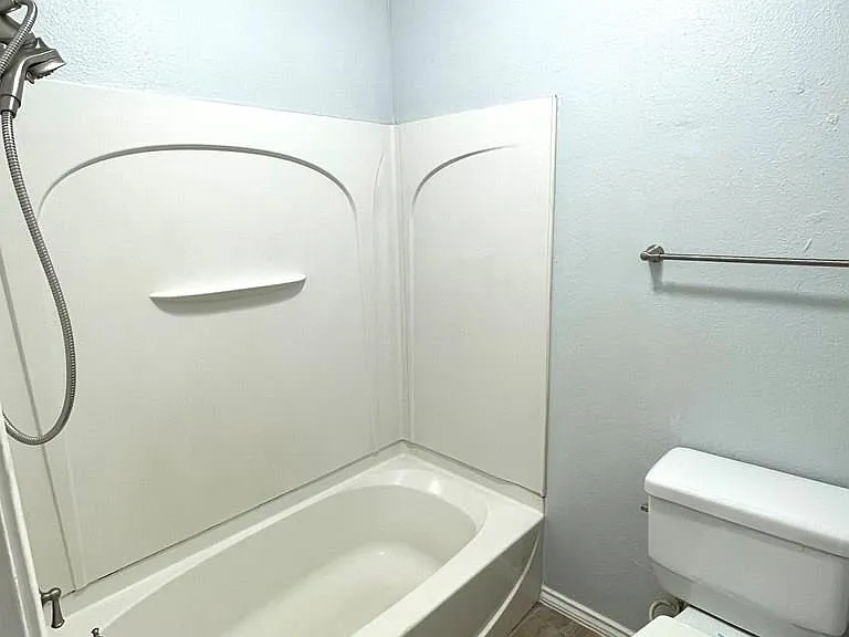 806-2 Continental Cir — Photo 16
