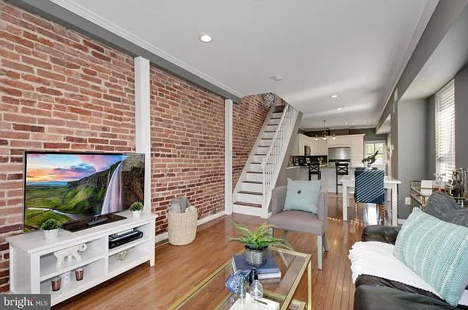 2 bed, 1040 sqft, $2,500 — Photo 2