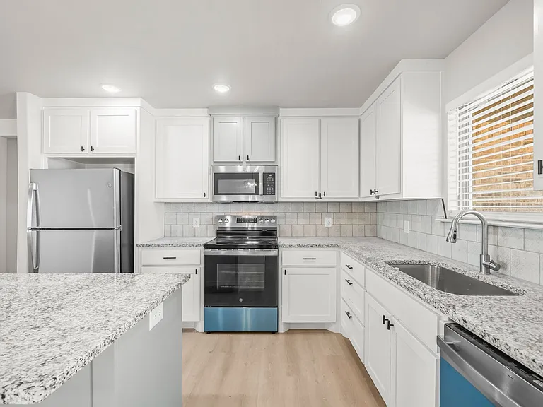 10613 East Cres #7400 — Photo 33