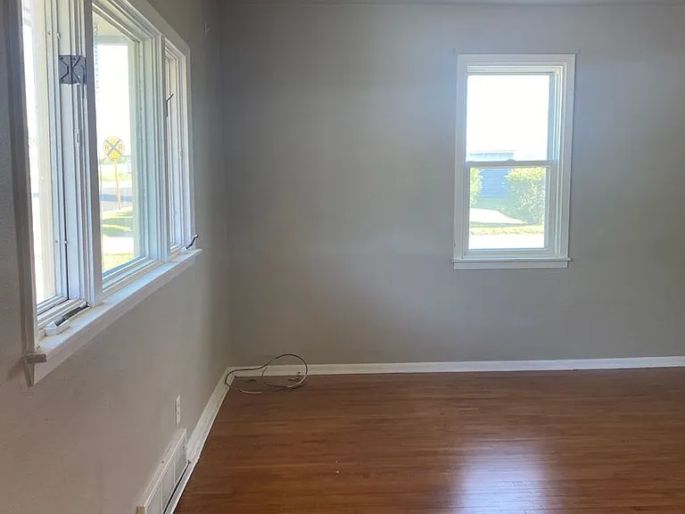215 7th Ave NE — Photo 4