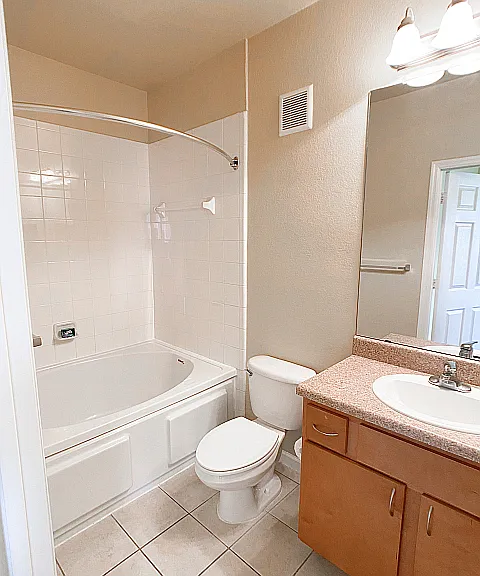 En Suite Bathroom with Modern Features En Suite Bathroom with Modern Features