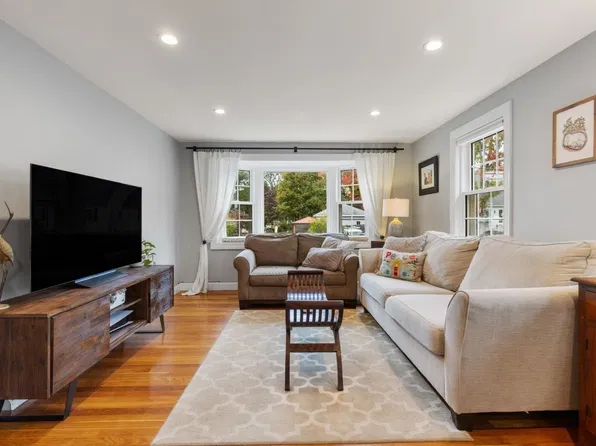 4 1st St, Norwood, MA 02062
