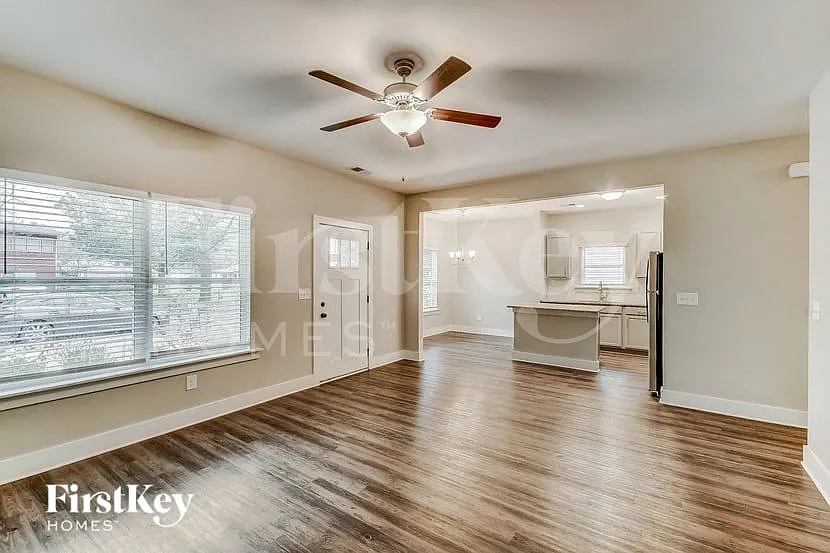 3 bed, 2.0 bath, 1489 sqft, $2,180 — Photo 3