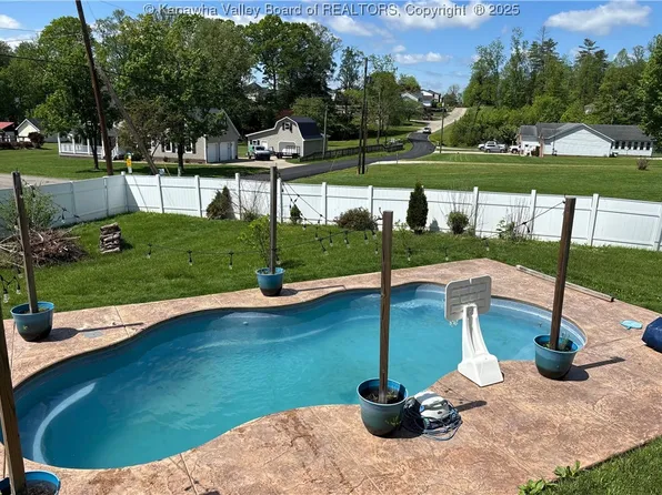 120 Rosewood Dr, Hurricane, WV 25526