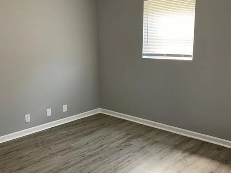 1524 E Legrande Ave — Photo 8