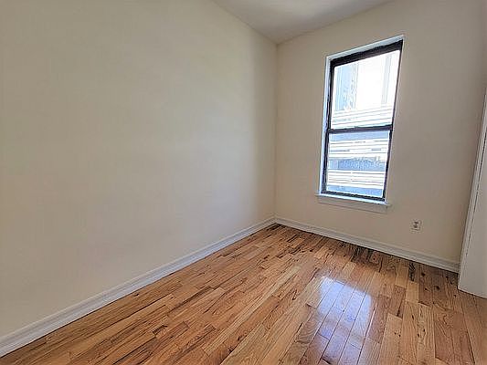 4th image of 26 E 105th St