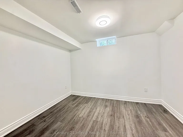 11 Meadowglen Dr — Photo 9
