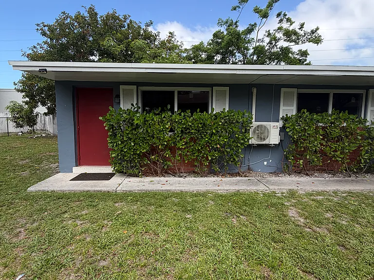18 SW 10th St #B — Photo 1