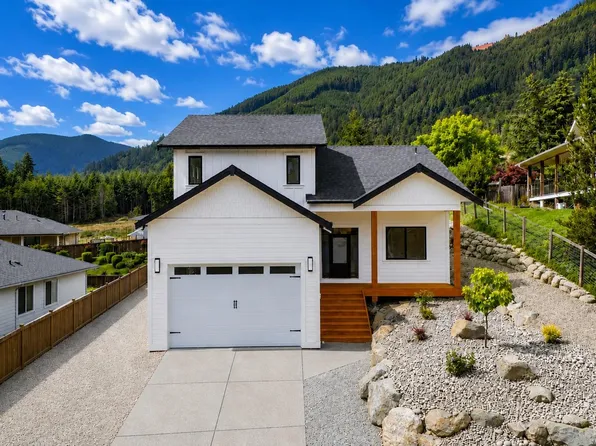 464 Mountain View Dr, Lake Cowichan, BC V0R 2G1